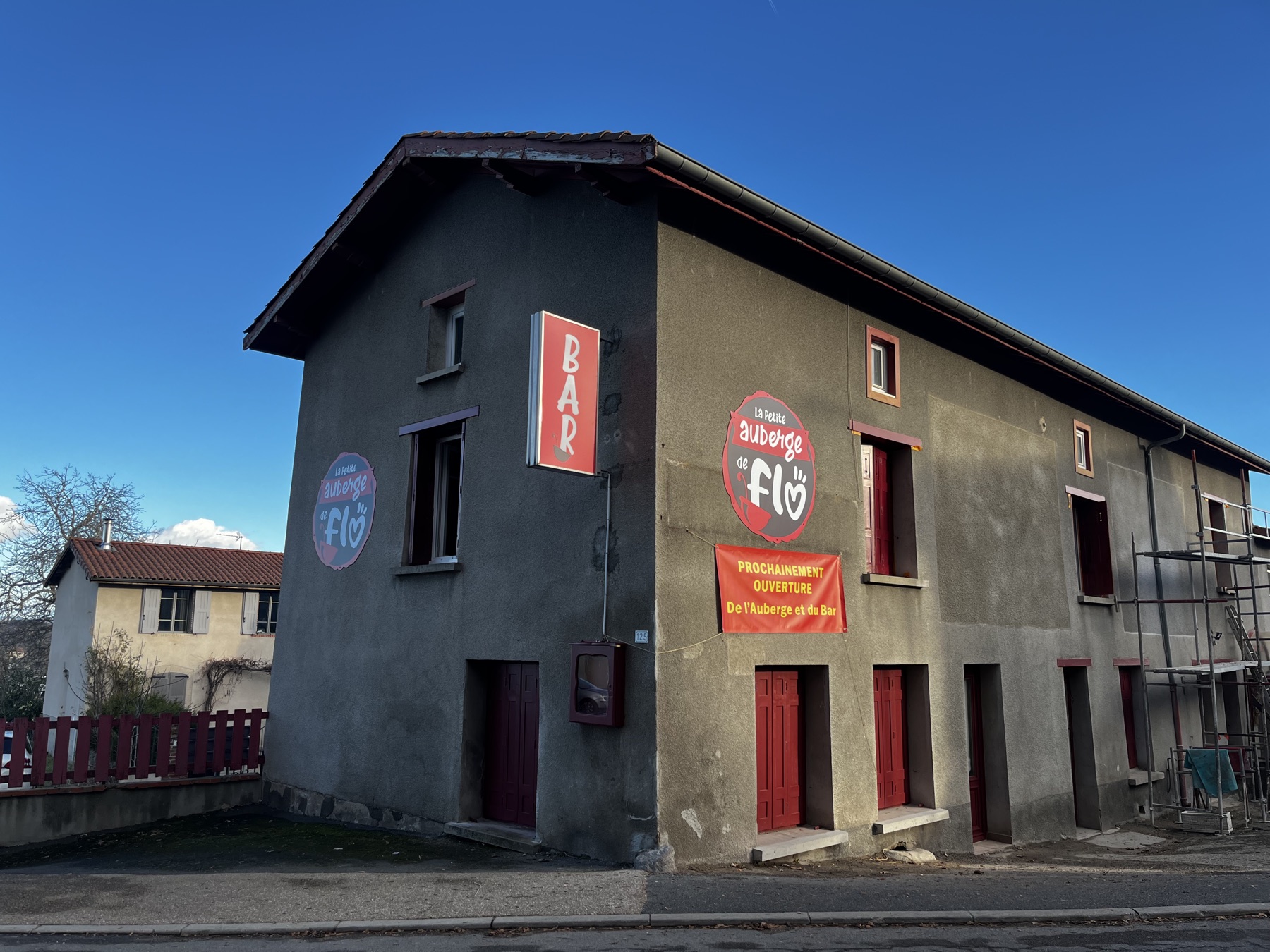 Façade de La Petite Auberge de Flo, Saint-Bonnet-les-Oules