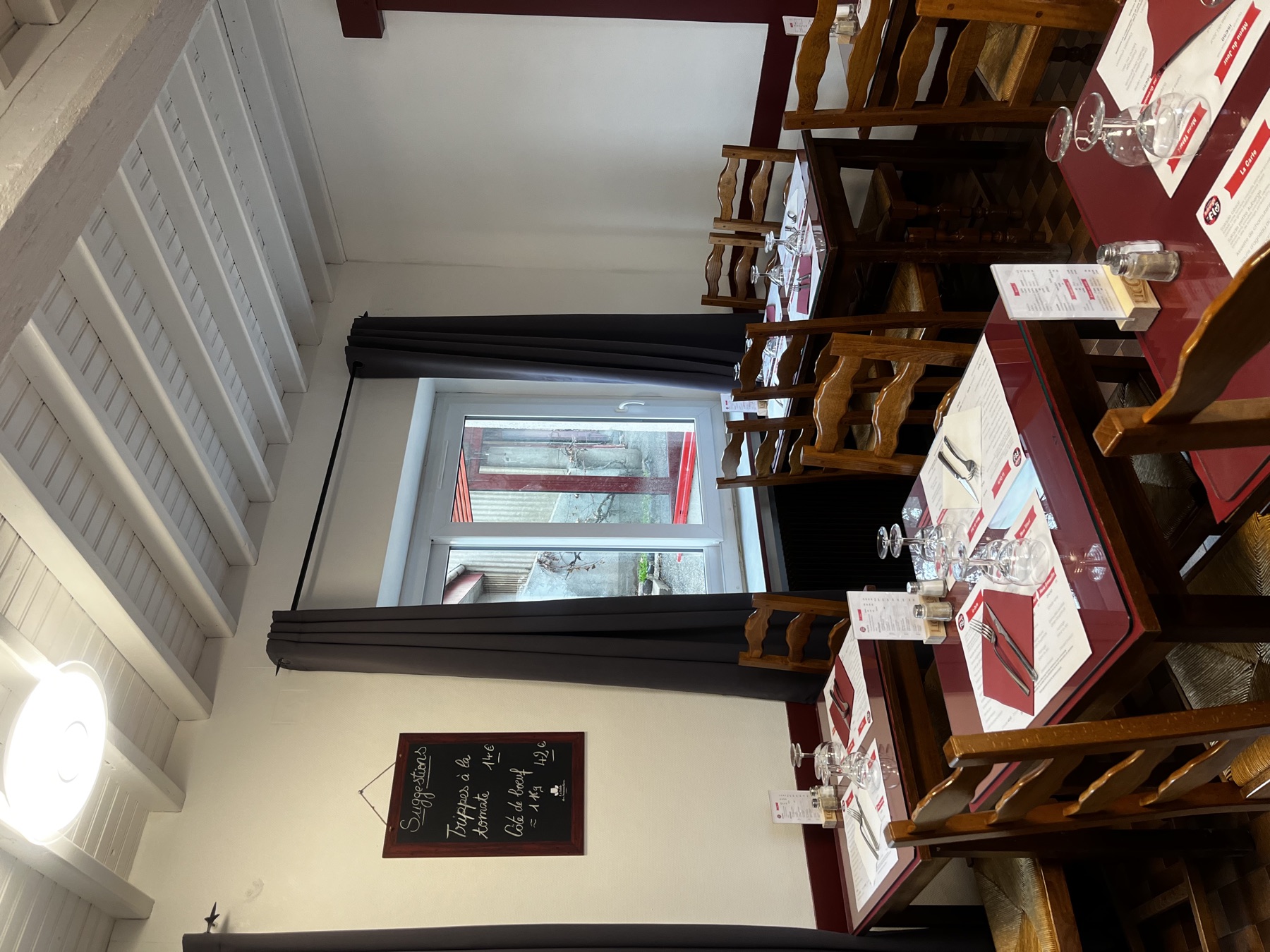 Salle de l'auberge, tables dressées
