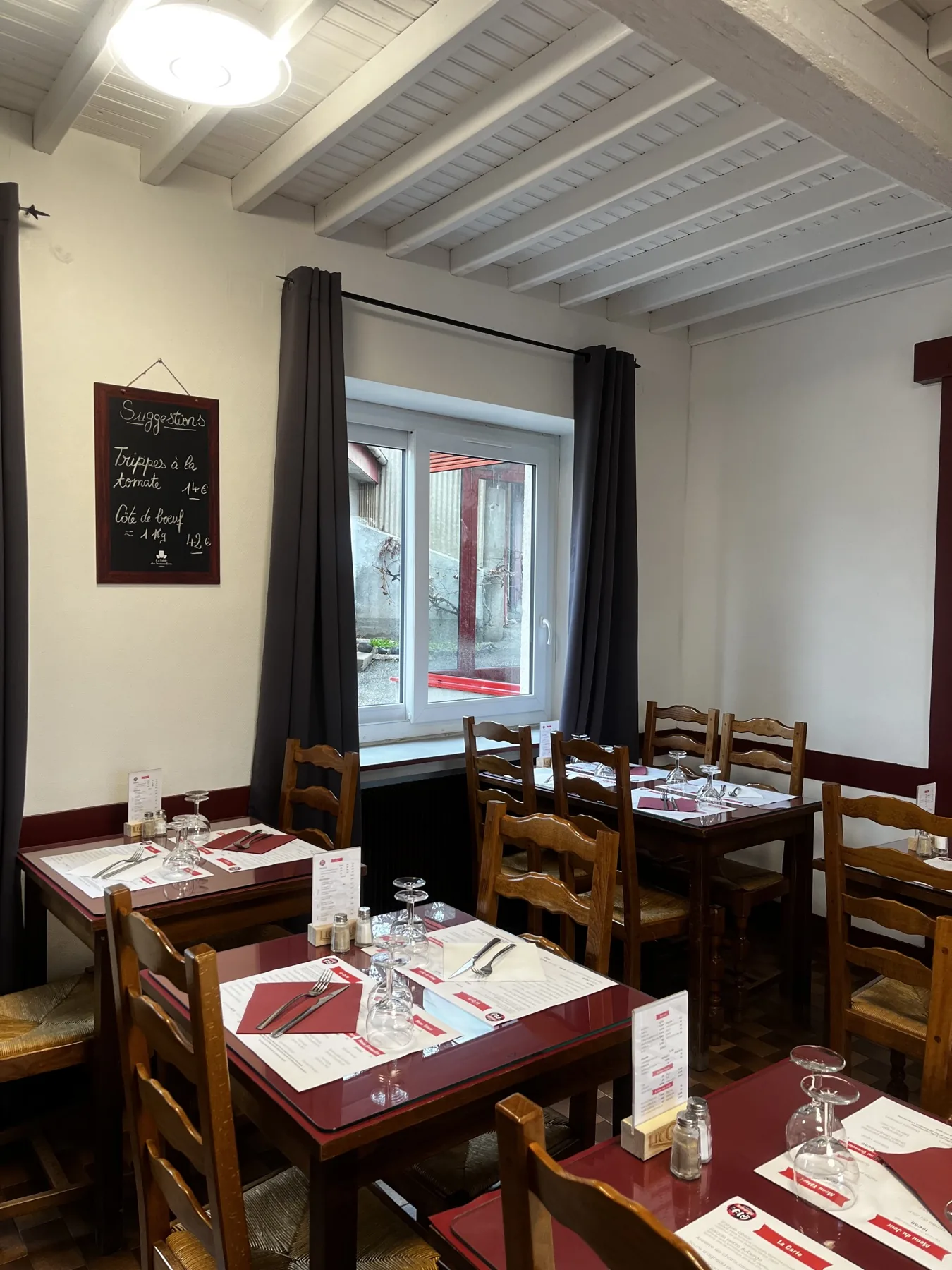 Salle de l'auberge, tables dressées