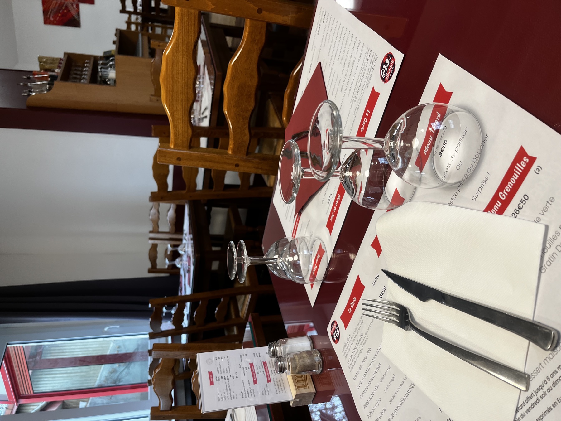 Table dressée avec menu