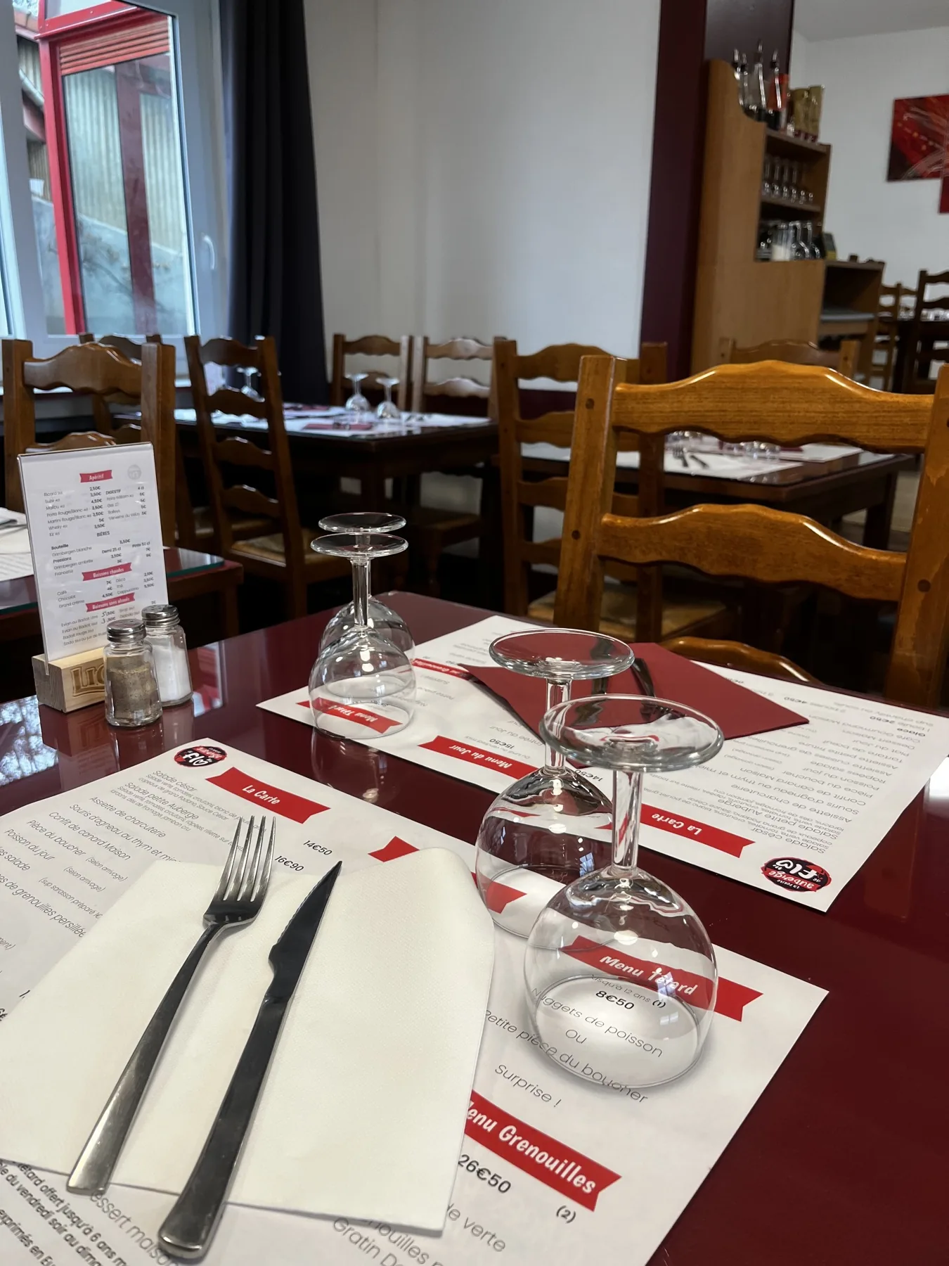 Table dressée avec menu